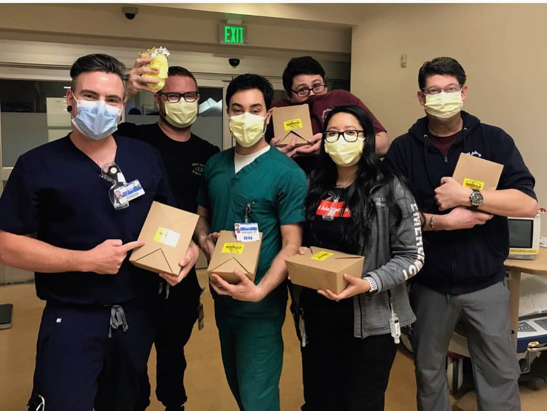 ニア・ヴァルダロスさんのインスタグラム写真 - (ニア・ヴァルダロスInstagram)「ALL the night staff of St. John's hospital, Drs, Nurses, First Responders, Intake, Janitorial etc received Benny's Tacos @bennystacos thanks to your #bigfatdonation to @bigsundayorg in memory of my dad, Constantine Vardalos. This is a pic of a few working the shift. More to come, we are providing dinner to one hospital a week thanks to the donations!  Donation link is in my bio. #masks #gloves #food #shelter #covid19」3月27日 2時04分 - niavardalos