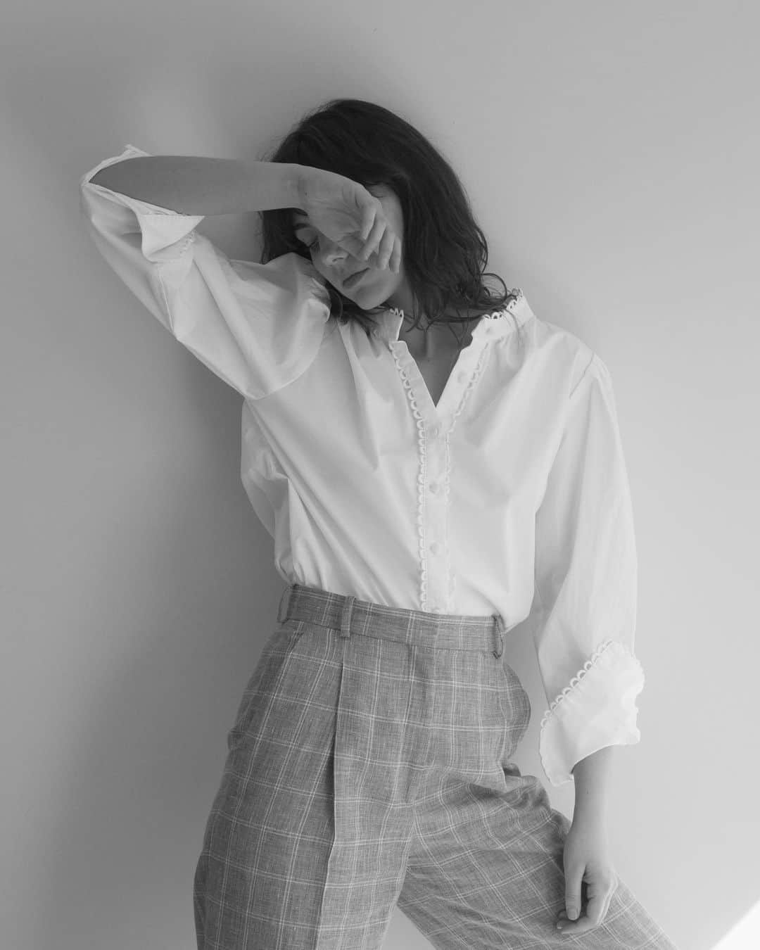 Amelia Zadroのインスタグラム：「At Home  w @nikita.korchunov  Quarantine means finding new ways to create  Lots more photoshoots happening in this home soon 🖤」