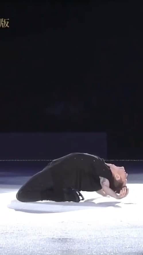 ジェレミー・アボットのインスタグラム：「Anyone who knows me well knows how much of an influence @samsmith has been on my skating. I believe I’ve skated to 5 of their songs by now. 🤷🏼‍♂️ (thanks for being a muse Sam! 🥰) When I first heard this song it was spring of 2015. I was still training hard deciding if I wanted to compete and try to make a run at worlds in Boston. I had finished my training for the day and there was still a few hours of ice left at the rink. The sessions had no one on them. It was completely private is, so I decided to put on my headphones and skate around just for fun as a bit of stress relief. I was listening to this song on repeat and the movement just started to come out very organically. Yuka happened to be in the rink, so I asked her to take a look at what I had been doing. She liked the direction and stayed with me for about an hour for me to bounce ideas off of. It took about three hours in total and I had an entire program completely by accident! One of my favorite parts of this program is the boot slide right after the double axel. It comes at the lyric “why do I feel weak”. I wanted a movement that completely took me off my feet, buckled my knees, and had me crumple to the ground, but I had just started getting momentum so I didn’t want to stop. I was trying to think of ways to depict this, but nothing was emotionally satisfying enough. No lunge, no body slide, nothing satisfied that need for a raw emotional response. Then I had the crazy idea to sit on my boots and continue sliding. I was actually afraid to try at first because I was worried about injuring my knees, but once I built up the nerve to go full force I immediately knew it was exactly what I had been looking for.  Music: How Will I Know by @samsmith  Choreography: Me under the guidance of @yukasato0214  Costume: Ugly last minute mall purchase with haphazard stoning done by me 🤦🏼‍♂️」