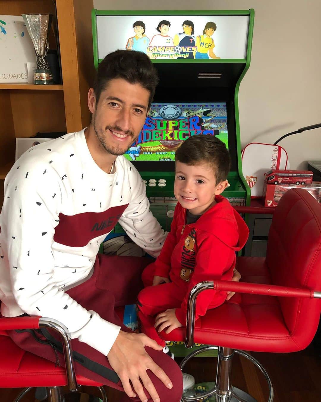 セルヒオ・エスクデロのインスタグラム：「Nosotros seguimos sumando días en casa!!🏠👨‍👩‍👦 #yomequedoencasa」
