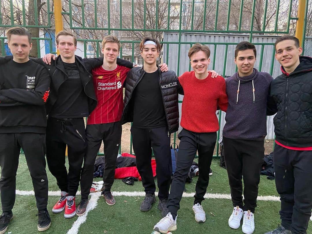 アレクサンドル・サマリンのインスタグラム：「Погоняли:)⚽️💪🏻 #спорт #актив#капелюшкакардио#футбикнакоробке#одиночникиитанцор」