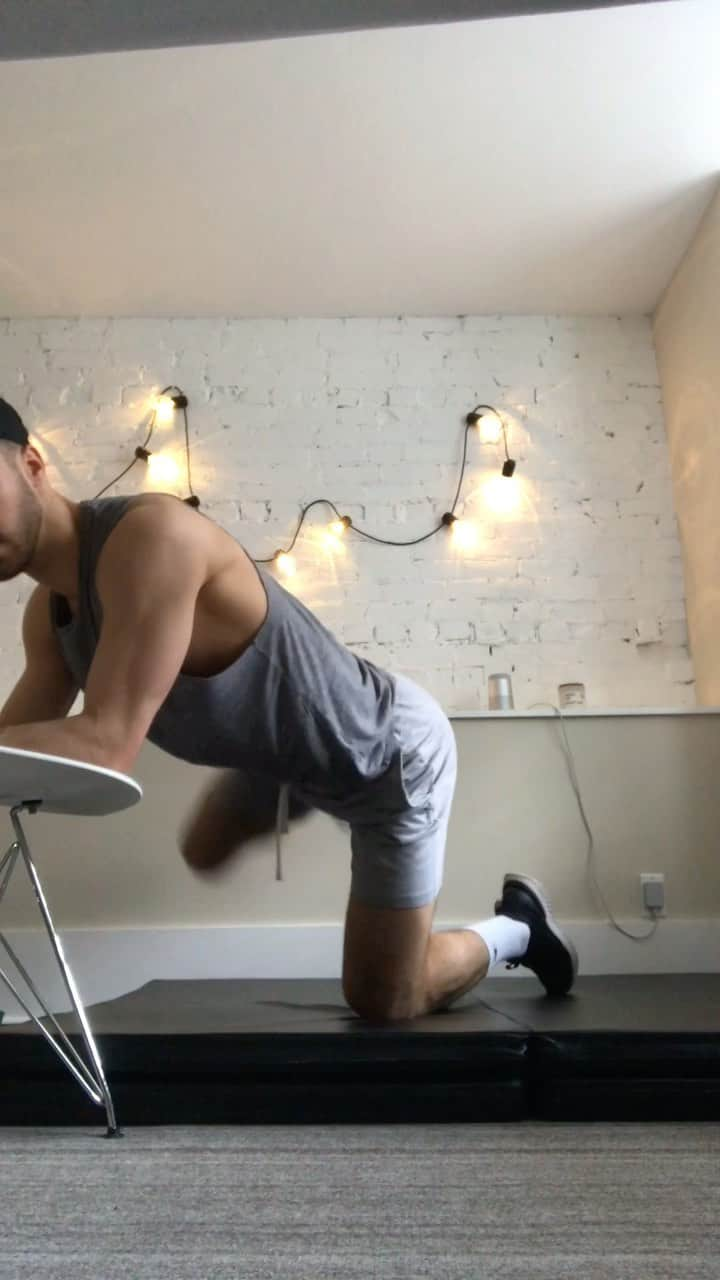 ギヨーム・シゼロンのインスタグラム：「HOME WORKOUT POUR LES JAMBES 🔥 À faire X2 pour les courageux! Taguez-moi sur vos propres vidéos de workout pour que  je les partage sur ma story! HOME WORKOUT FOR LEGS 💣 Do it twice for a good burn! Tag me on your own workout videos so I can share them on my story!」