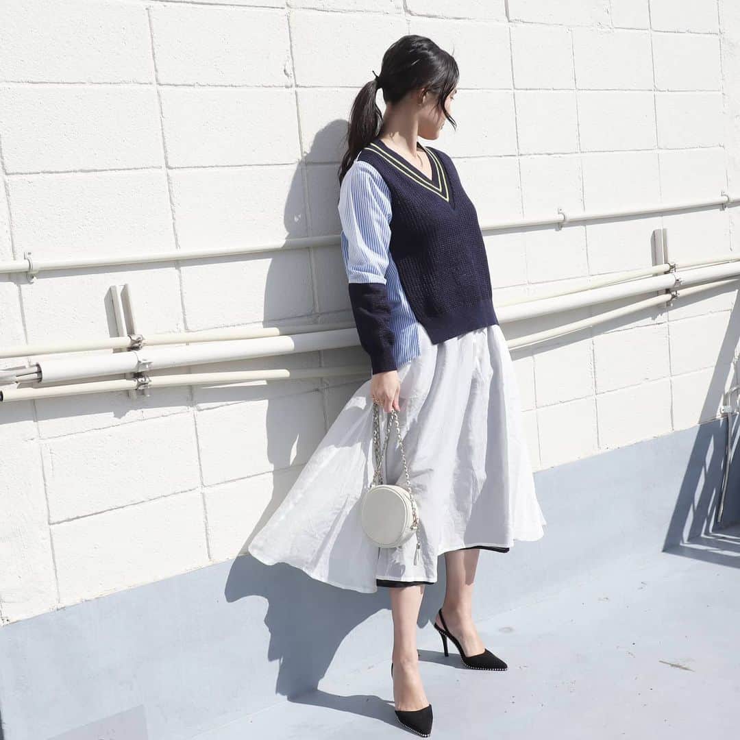 Eri Satoのインスタグラム：「white×navyコーデ · tops,skirt: @blancbasque · ニットとストライプ生地の切り替えが可愛いトップスと、リバーシブルで楽しめるスカート💓 · 👉ベスト×長袖シャツ【BB01-707】 👉コットンシルクローンリバーシブルスカート【BB01-601】 · 普段ネイビー着ないので新鮮だけど、白と合わせれば安心☺️ · こちらはWEB SHOPにて販売中✨  @blancbasque のトップのURLから見てね✨ · 今日たまたま近所で大学の友達に会って！ そしたら近くに住んでることが判明😂 もう5年も住んでるのに初めて知った～びっくり💦 · #blancbasque#ブランバスク#fashion#ootd#outfit#code#coordinate#style#ファッション#コーディネート#コーデ#プチプラ#プチプラコーデ#シンプルコーデ#mamagirl#locari#ママファッション #partegram#読者モデル#ママモデル #l4like#カジュアル#applemind お洒落さんと繋がりたい#デニムコーデ」