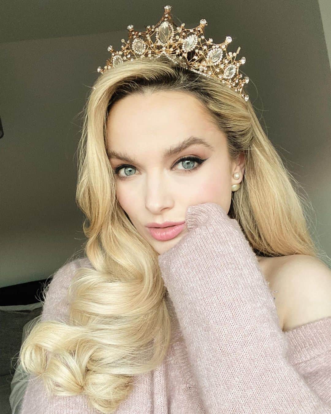 のインスタグラム：「How are you keeping yourself occupied & sane during quarantine? ⠀ #mypaleskinblog #stayhome #stayhomesavelives」