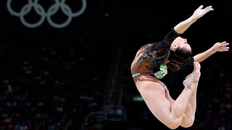 バネッサ・フェラーリのインスタグラム：「𝙄𝙡 𝙨𝙤𝙜𝙣𝙤 𝙘𝙤𝙣𝙩𝙞𝙣𝙪𝙖❣️ 🎙️«Mi sono messa in gioco per centrare la mia quarta Olimpiade e non sarà di certo il rinvio a farmi desistere dall'inseguire il mio sogno. Finché sarò competitiva e avrò la possibilità di giocarmi qualcosa andrò avanti. Gli infortuni mi hanno tolto tante possibilità e quelle che ho a disposizione non voglio sprecarle!» A 30 anni sarebbe un'impresa ancora più immensa... 🌈 #vanessaferrari #gymnastics #italiateam #Olympics #roadtotokyo #StayStrong #StayActive #StayHealthy」