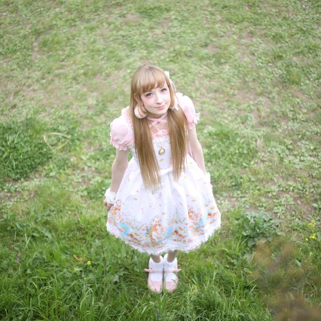 姫沢のインスタグラム：「🌸🌸🌸 #himezawa #hanami #throwback #lolitafashion #swankiss #babythestarsshinebright #ロリータファッション #姫沢　#花見」