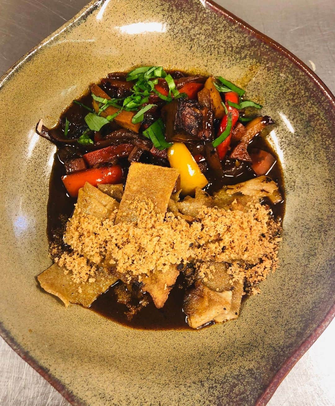 のインスタグラム：「Heute wieder mit @thomasglassing in der Küche gestanden und viel gelernt! Gestern Bärlauch, heute 3 Gerichte mit der Jackfruit... Mega lecker dazu selbstgemachte Vollkornnudel! Ein Traum, aber für mich auch eine Herausforderung! Bin gespannt, ob ich das auch alleine so gut hinbekomme 🤷‍♂️😉」