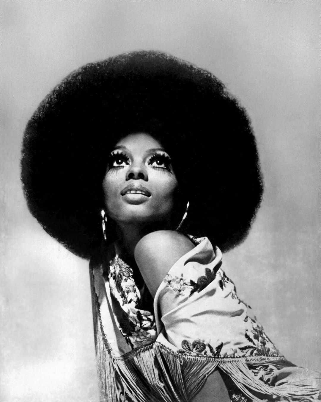 Vogue Parisさんのインスタグラム写真 - (Vogue ParisInstagram)「Happy birthday to Queen @DianaRoss ✨ Tonight's celebration: 'It's My House' 🎶 played loud and proud on repeat #StayHome #DianaRoss」3月27日 3時24分 - voguefrance
