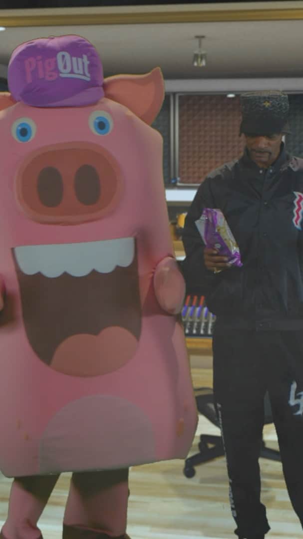ロブ・ディアデックのインスタグラム：「The @dyrdekmachine would like officially welcome the legend @snoopdogg as its latest partner in @outstandingfoods! It’s only right he help launch our soon to be legendary Pig Out Pigless Pork Rind! The tastiest quarantine snack you could ever need. Hit the link in bio for 25% off this magical treat.」