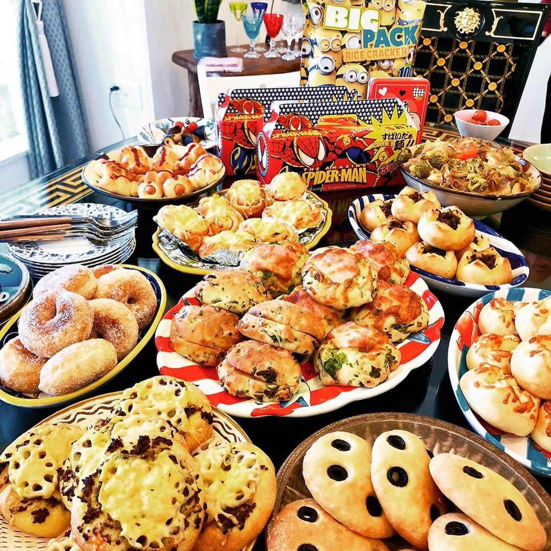 松本隆さんのインスタグラム写真 - (松本隆Instagram)「友人の家でパン・パーティー。窓の外の対岸は中之島。御影のビアンヴニュの大下さんがキッチンで、部屋の主人と4時間かけて、こねて焼きあげたパン。超美味しかった。」3月27日 3時48分 - takashi_matsumoto_official