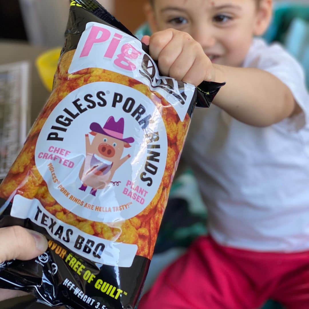 ロブ・ディアデックのインスタグラム：「“BBAAAAEEEE THE PIG DADDY!” The kids love those @outstandingfoods Pig Out Pigless Pork Rinds! The ultimate quarantine delight. @dyrdekmachine」