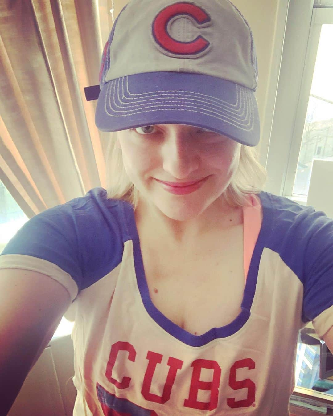 エリザベス・モスのインスタグラム：「Celebrating #OpeningDayatHome with my baseball family! Miss you baseball and hope to see you soon! GO CUBBIES!!! ⚾️💙⚾️ @cubs #cubs」