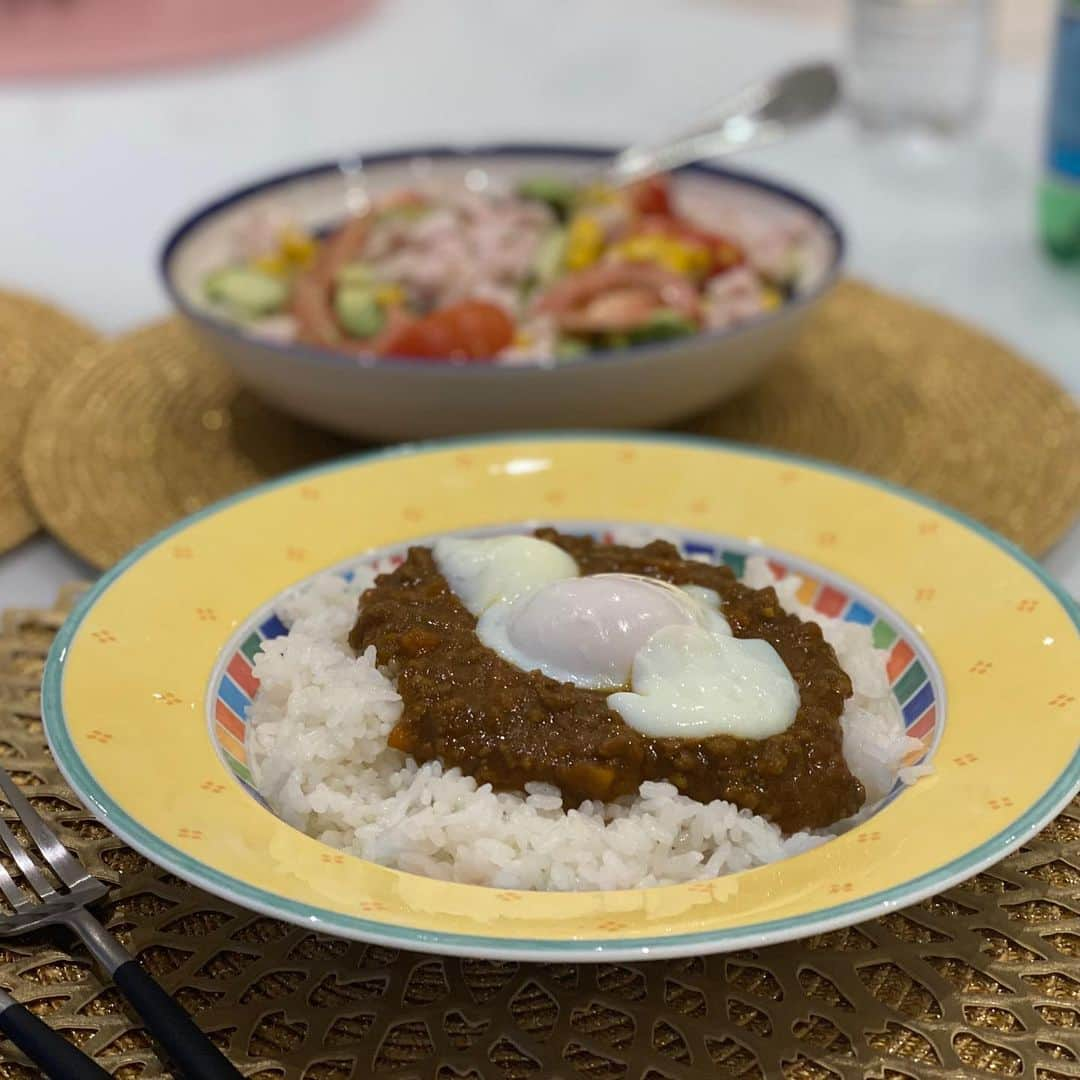 武藤嘉紀さんのインスタグラム写真 - (武藤嘉紀Instagram)「初めて娘と2人でカレー作りに挑戦しました！手慣れない僕にはすごく難しく、奥さんへの感謝の気持ちが倍増しました。自宅隔離で3週間家から離れることはできませんが、家族との時間を大切に、大変な時こそ笑顔は忘れずに乗り越えたいと思います。」3月27日 4時37分 - yoshinori_muto_09