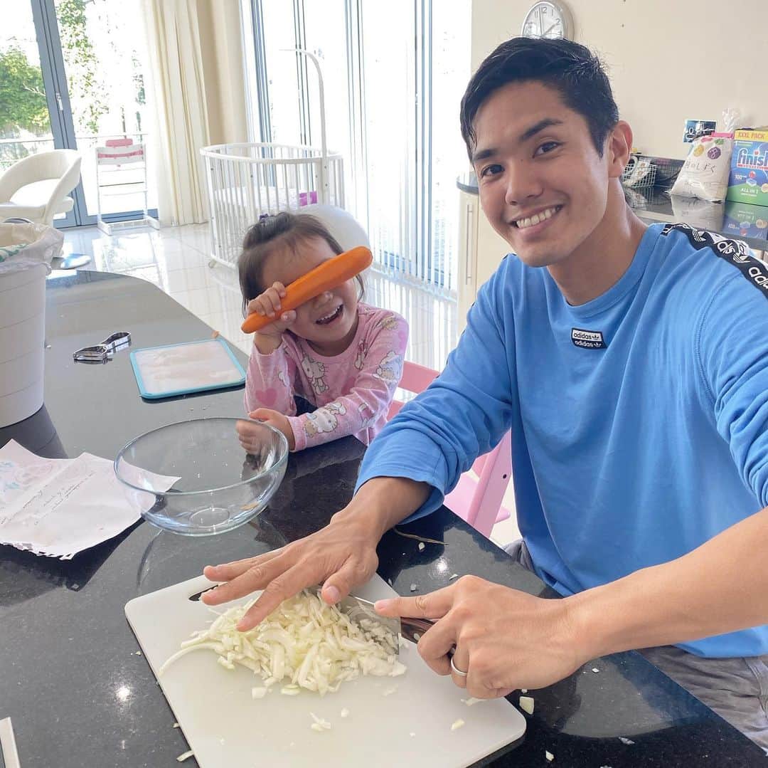 武藤嘉紀のインスタグラム：「初めて娘と2人でカレー作りに挑戦しました！手慣れない僕にはすごく難しく、奥さんへの感謝の気持ちが倍増しました。自宅隔離で3週間家から離れることはできませんが、家族との時間を大切に、大変な時こそ笑顔は忘れずに乗り越えたいと思います。」