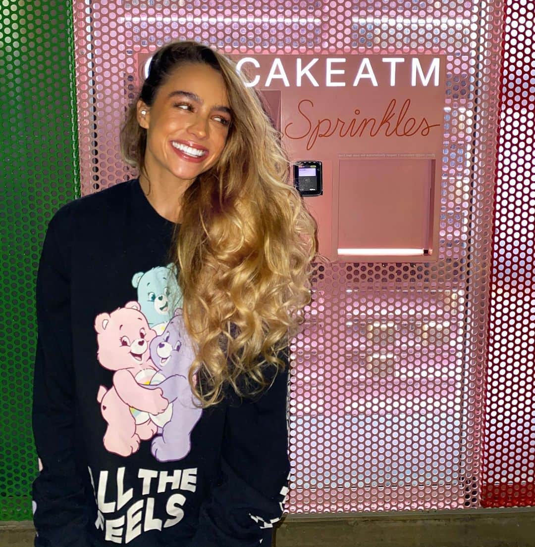 Sommer Rayさんのインスタグラム写真 - (Sommer RayInstagram)「i was the happiest ever & then my cupcake hopes n dreams got crushed」3月27日 4時44分 - sommerray