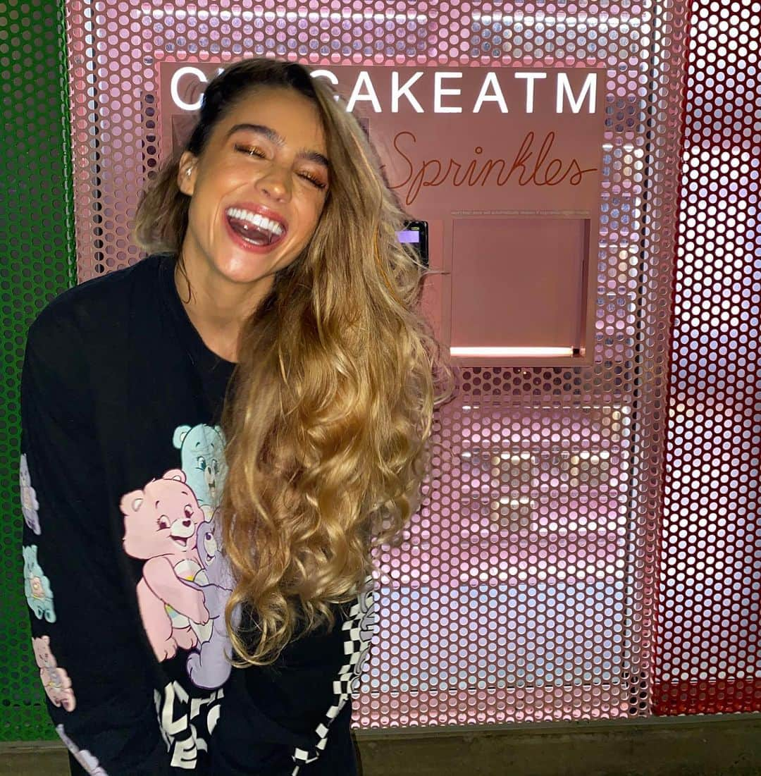 Sommer Rayさんのインスタグラム写真 - (Sommer RayInstagram)「i was the happiest ever & then my cupcake hopes n dreams got crushed」3月27日 4時44分 - sommerray