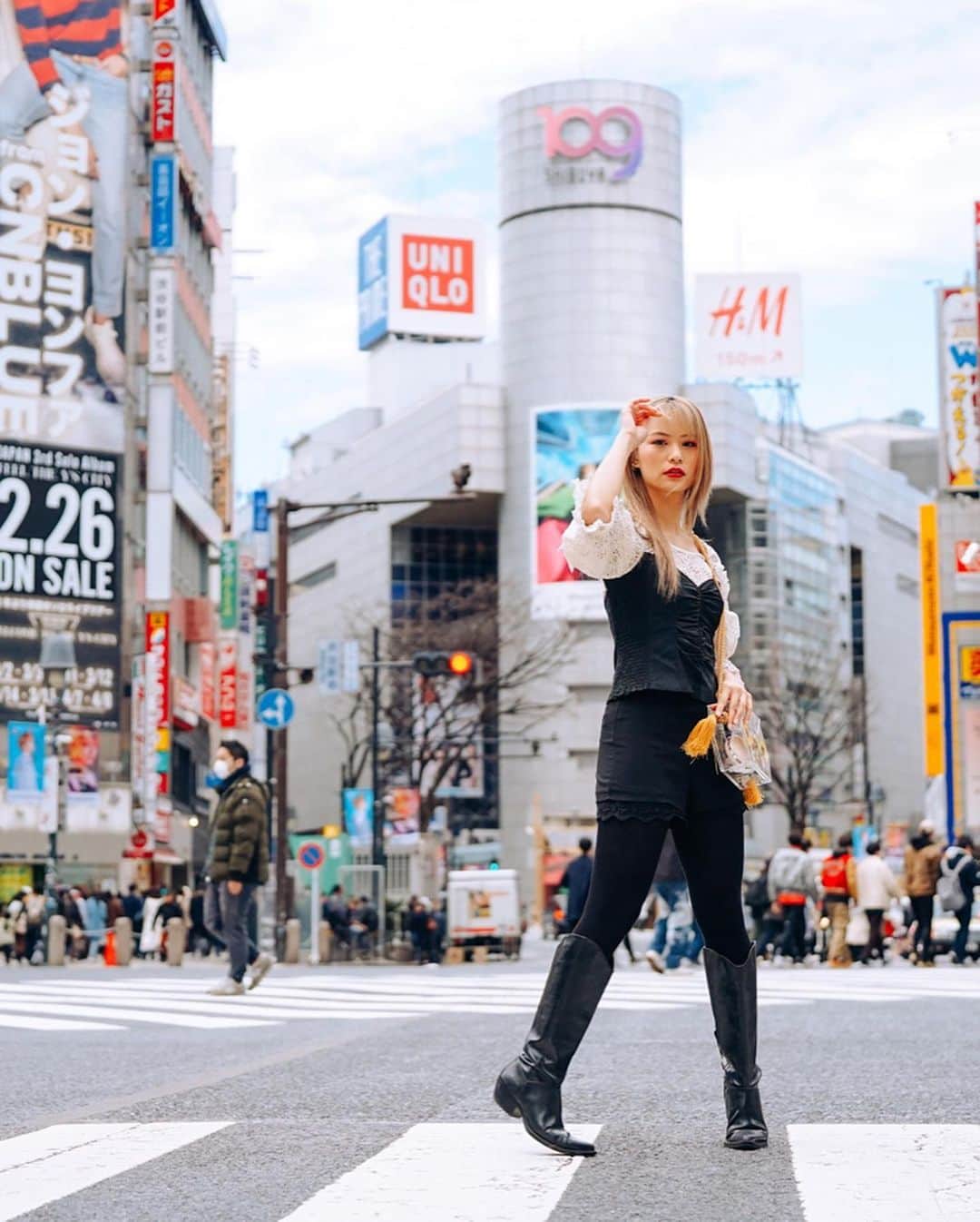 Yukiさんのインスタグラム写真 - (YukiInstagram)「Tokyo is my second home. Surprisingly, it’s normal out here. Other than the schools and tourist attractions being closed, I am free to go wherever I wish (while taking precautions) ❤️ Wearing @rebeccataylornyc @argidaneli  Photos by @fabiography9 @greceefabiola (I highly recommend her if you need a photographer in Tokyo!) #Tokyo #Shibuya #ShibuyaCrossing」3月27日 4時53分 - yukibomb