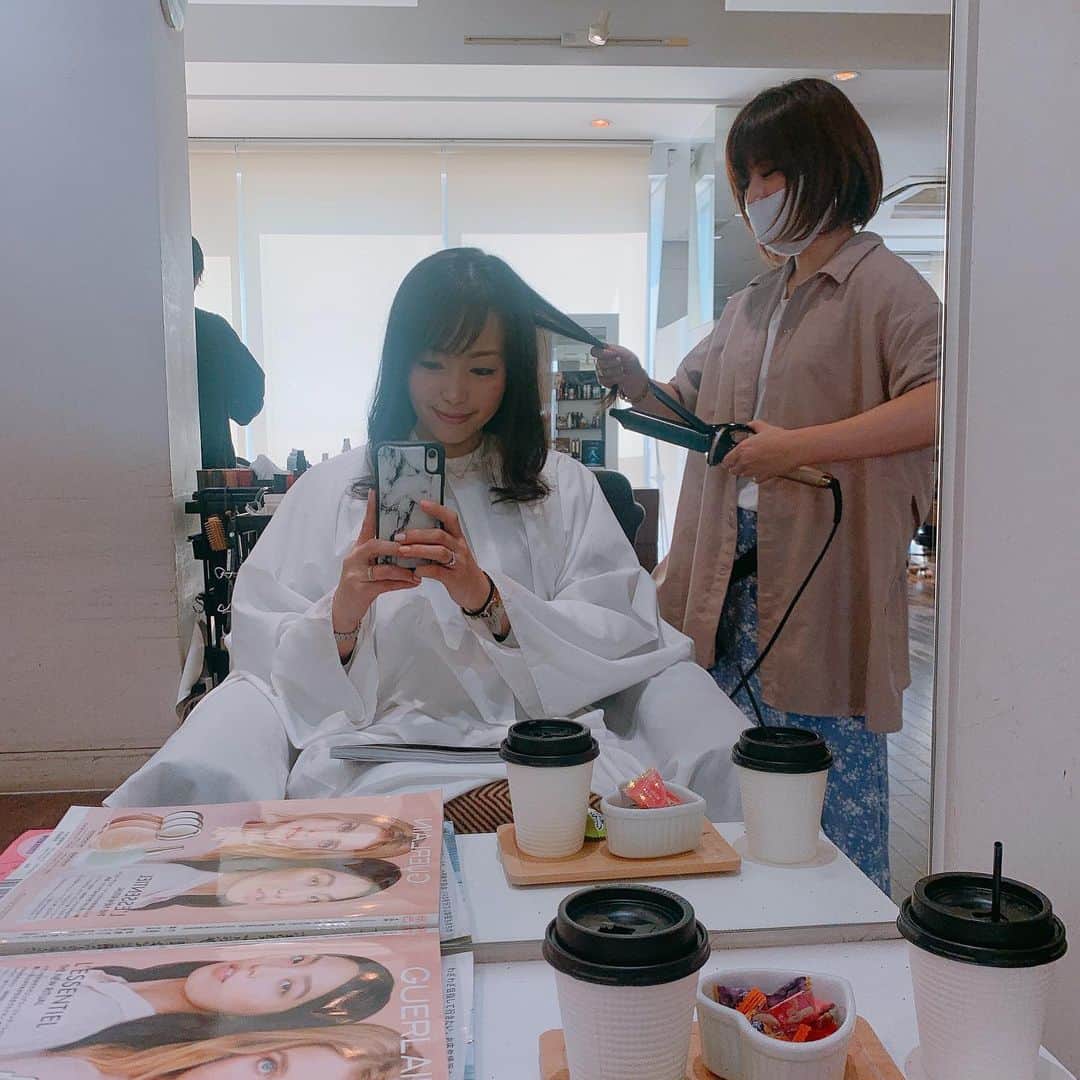 澤野井香里さんのインスタグラム写真 - (澤野井香里Instagram)「@careumeda でヘアメンテナンス✂️﻿ ﻿ カットカラーにトリートメントして頂いて、透明感のあるブラウン系のカラーに前髪もまた整えてもらってすごく扱いやすくなった(*^^*)﻿ 安心してお任せできる店長の @toku.18 にお願い✨﻿ ﻿ いつも素敵なカフェをたくさん教えてくれる　@wa_ac に軽く毛先を巻いて頂いて♪﻿ ﻿ 家にいたらつい用事して、一人でゆっくりお茶飲みながら雑誌読む時なんてないので、貴重な時間╰(*´︶`*)╯♡﻿ ﻿ どのスタッフさんも優しくて、ドリンク🥤おかわりしてつい寛ぎすぎてしまう😂﻿ ありがとうございました♡﻿ ﻿ #CARE梅田﻿ アーバンテラス茶屋町B-4﻿ ☎︎0663720116﻿ ﻿ #osaka #umeda #careumeda #hairsalon #ks_osaka✨ #ks_20✨ #大阪 #梅田 #ケア #CARE梅田 #大阪美容室 #梅田美容室」3月27日 4時55分 - kaori_sawanoi
