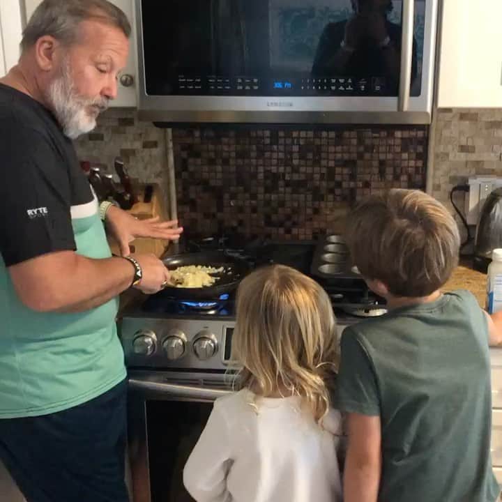 トニー・アゼベドのインスタグラム：「Covid cooking lessons!」