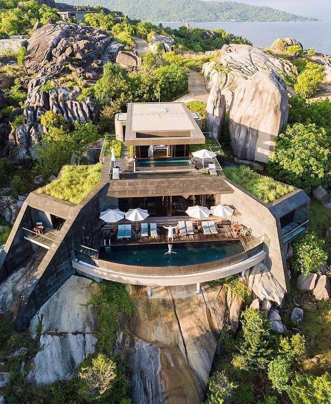 ティモシー・サイクスのインスタグラム：「Throwback to my crazy villa in the Seychelles last year…how insane is this place? Looking back, I’m SO grateful to have traveled to so many amazing places when I had the chance, and I’m even happier that @badboi and I REALLY pushed ourselves — along with the whole @karmagawa crew — to see and experience as much of our beautiful world as possible the past few years! Now that so many of us are quarantined for the time being, more people than ever are finally realizing how precious life is and that we must make the most of it at all times! I know a lot of people are worried, sad and concerned right now, but the good news is we will get through this and right now you have sooooooo much time to study all the amazing educational offerings on The Internet (which you should be doing, not just playing video games and watching movies) and the world will be a wiser/safer place as a result of this crisis. I hope you’re staying safe and social distancing/staying home as much as possible right now as we MUST all do what we can to limit the spread of this deadly virus. And let me just repeat this, as bad as everything seems right now, and it’ll probably even get worse the next few days/weeks, we WILL get through this TOGETHER… never underestimate our ingenuity and resourcefulness, especially in tough times like these! #tbt #grateful #quarantinelife #karmagawa #socialdistancing #gratijewde」