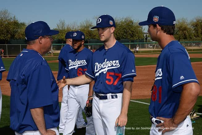 アレックス・ウッドのインスタグラム：「The first picture I have in my phone in a dodger uniform chopping it up with Mad Dog. This was a definite “Oh Shit” moment for me getting to meet and talk baseball with someone I literally grew up watching and idolizing. Missing baseball a lot! #OpeningDayAtHome」