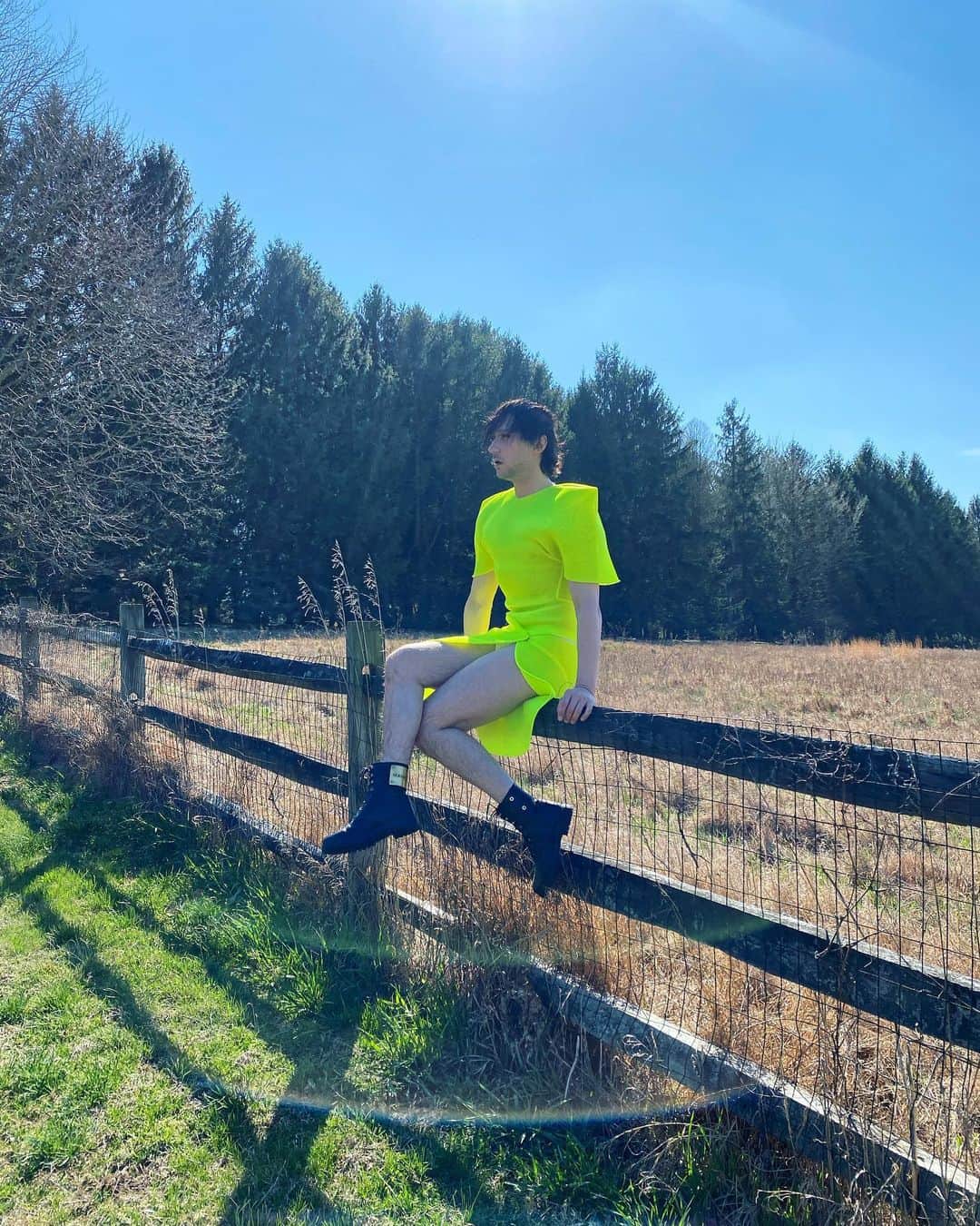 ジョニー・ウィアーさんのインスタグラム写真 - (ジョニー・ウィアーInstagram)「26.3.2020 The moment we stop chasing everything we aren’t, we can be precisely who we are. | DRESS @fernandogarciadesigns BOOTS @mardouanddean | #lime #dress #country」3月27日 5時06分 - johnnygweir