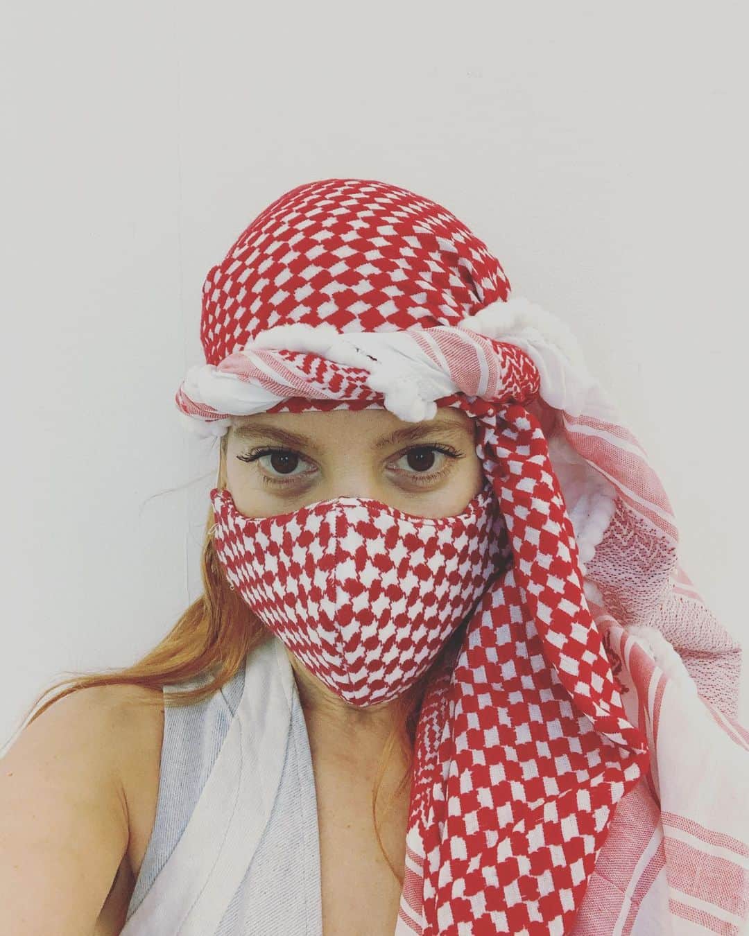 スリーアズフォーのインスタグラム：「Now Available on our shop - link in Bio!  Introducing: Red & White Keffiyeh Mask ! Mask made from repurposed Classical Arabic keffiyeh scarves from "inSALAAM inSHALOM" collection 2012. We are donating 10% of each purchase towards creating medical masks for  the support of the health community in New York City  All masks are limited edition - One of A kind ! #mask #keffiyeh」