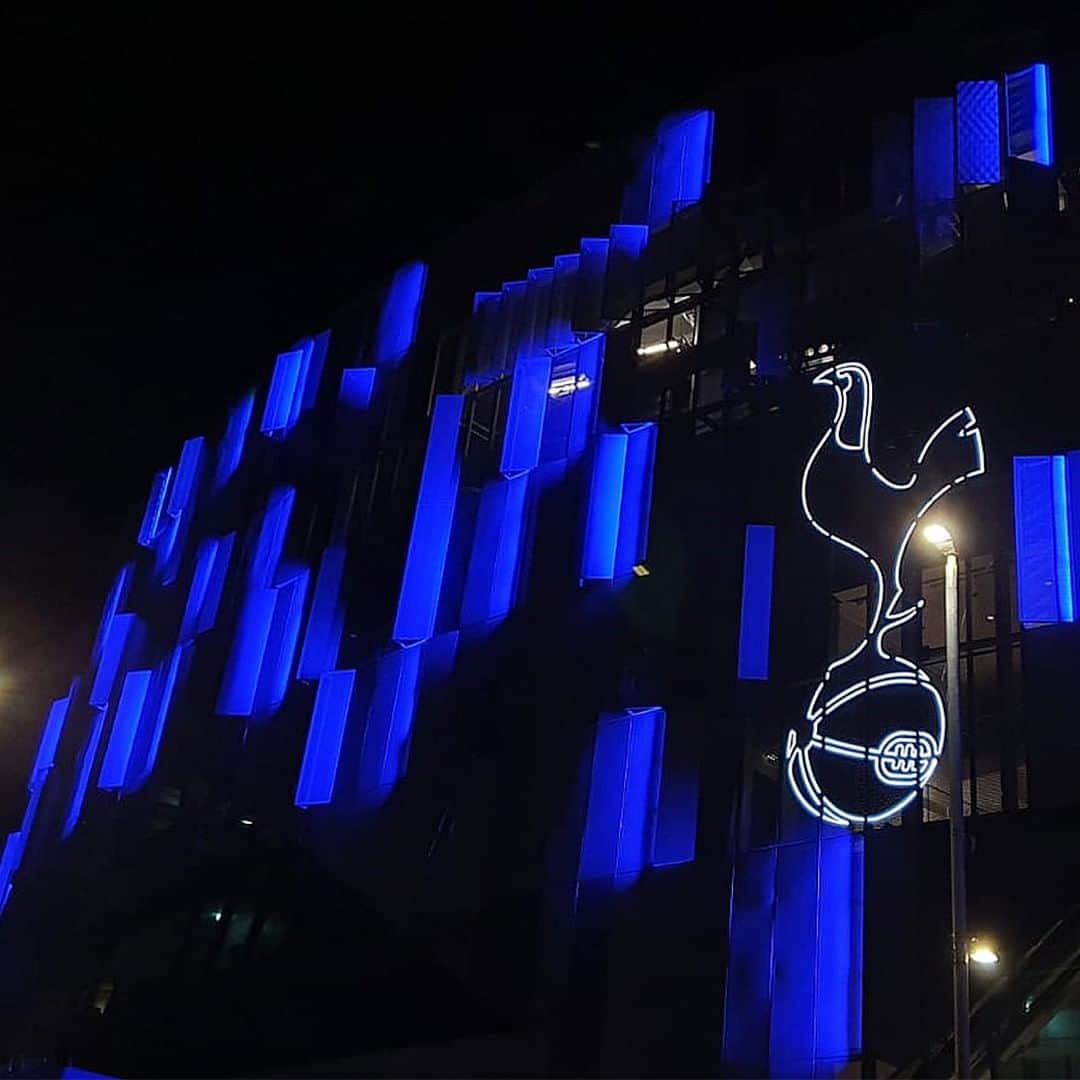 トッテナム・ホットスパーFCさんのインスタグラム写真 - (トッテナム・ホットスパーFCInstagram)「💙 Lighting up Tottenham Hotspur Stadium for the NHS this evening 💙」3月27日 5時10分 - spursofficial