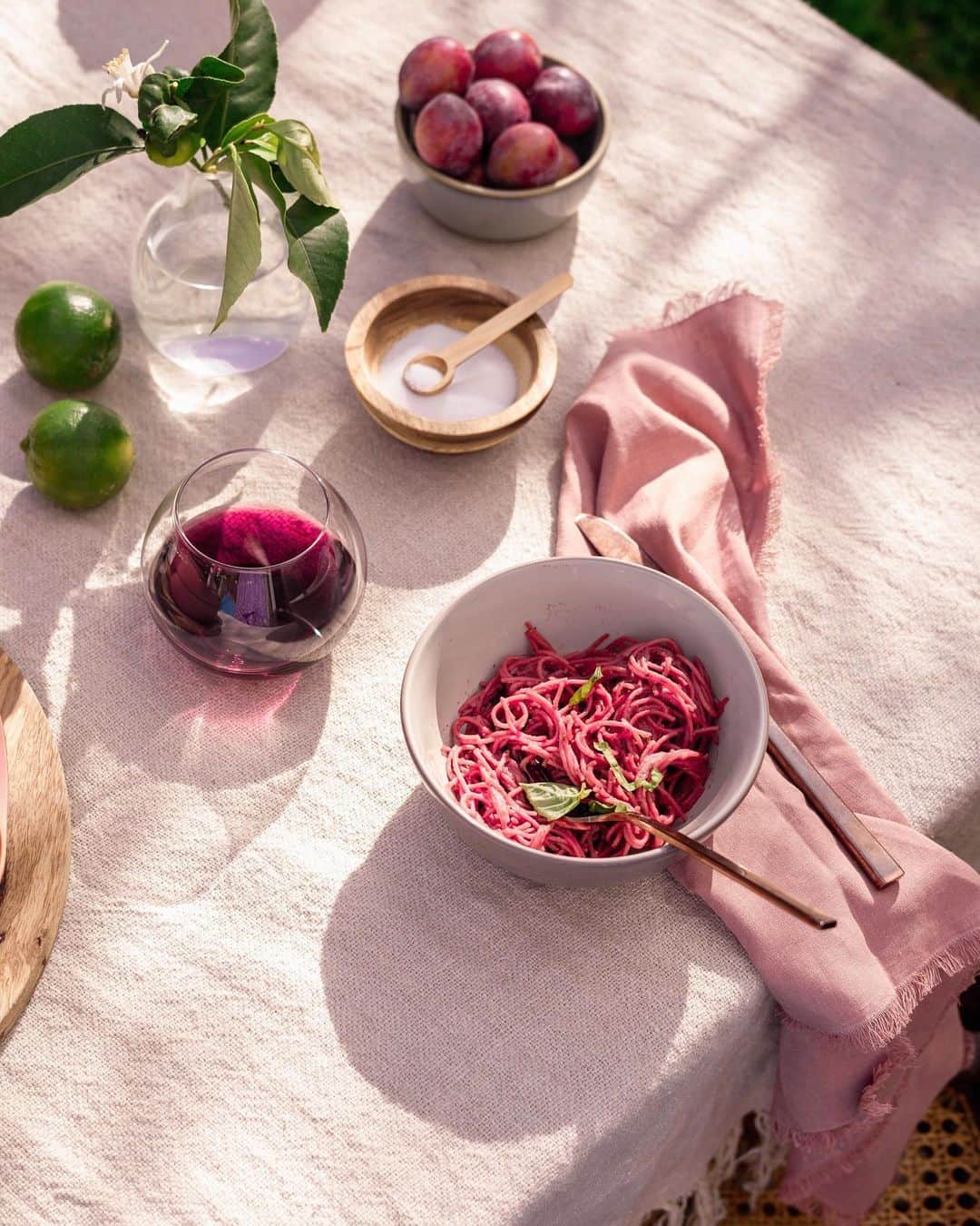リズ・チェルカソワのインスタグラム：「I received more than a few DM’s asking about this pink pasta recipe. This is my quarantine version of the recipe. can be made vegan or non-vegan. You can use whatever pasta you want, the trick is the sauce which is made with roasted beets. You can roast the beets yourself or buy them already roasted. For the vegan version blend 4 medium sized beets with 1/2 cup coconut cream (or coconut milk). Add more coconut cream if it’s too thick. Once it’s blended into a sauce add into a pan with a little olive oil and bring to a low simmer. Season with salt and black pepper. I usually add a little bit of my pasta cooking water into the sauce pan at the end and toss in the noodles. Serve with fresh basil.  For the non-vegan version blend the roasted beets. Transfer to pan with a little butter and add 1/2 cup heavy whipping cream. Bring to a low simmer and repeat the rest of the steps. Enjoy.」