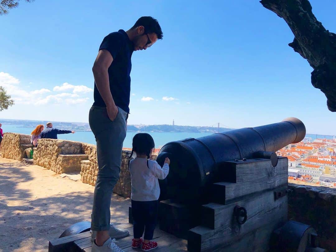 のインスタグラム：「25. 03. 2019 at 🇵🇹 設定で1日のSNS制限時間決めれるよ。吉田は1時間。 #throwback2019 #スローバックシリーズ始めました #いつになったら家族に会えますか」