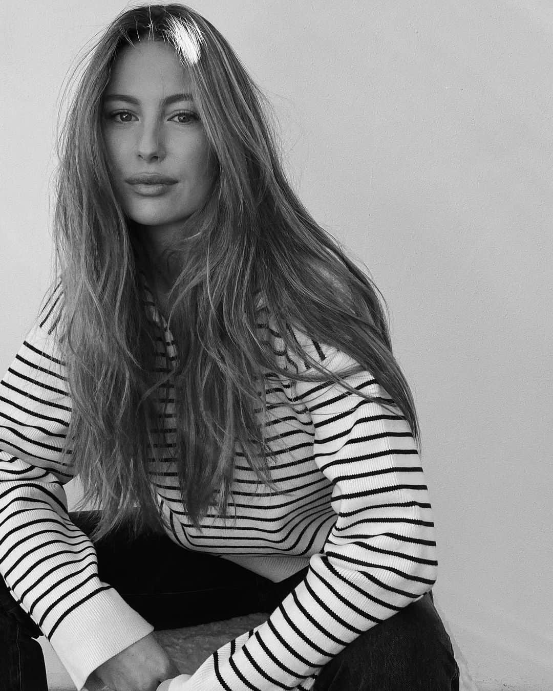Mathilde Goehlerのインスタグラム：「Reklame.. finally time to sit 🤍 been busy organising all day. Nothing feels more satisfying than getting things done while being #safeathome」