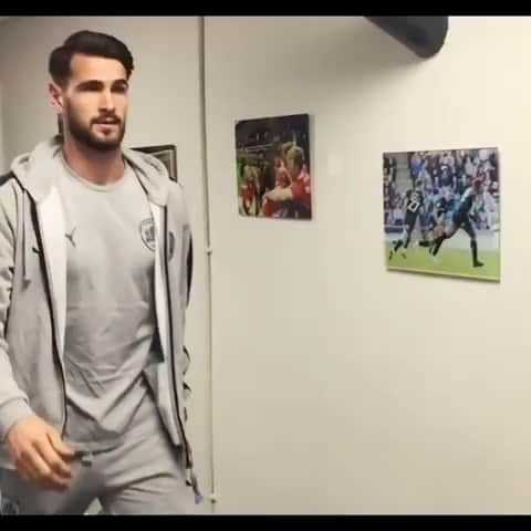 ザムエル・ラートリンガーのインスタグラム：「I miss it already a lot! But there are more important things in life.. so please stay home and stay healthy! #together @barnsleyfc @keepersport @keeperbase」