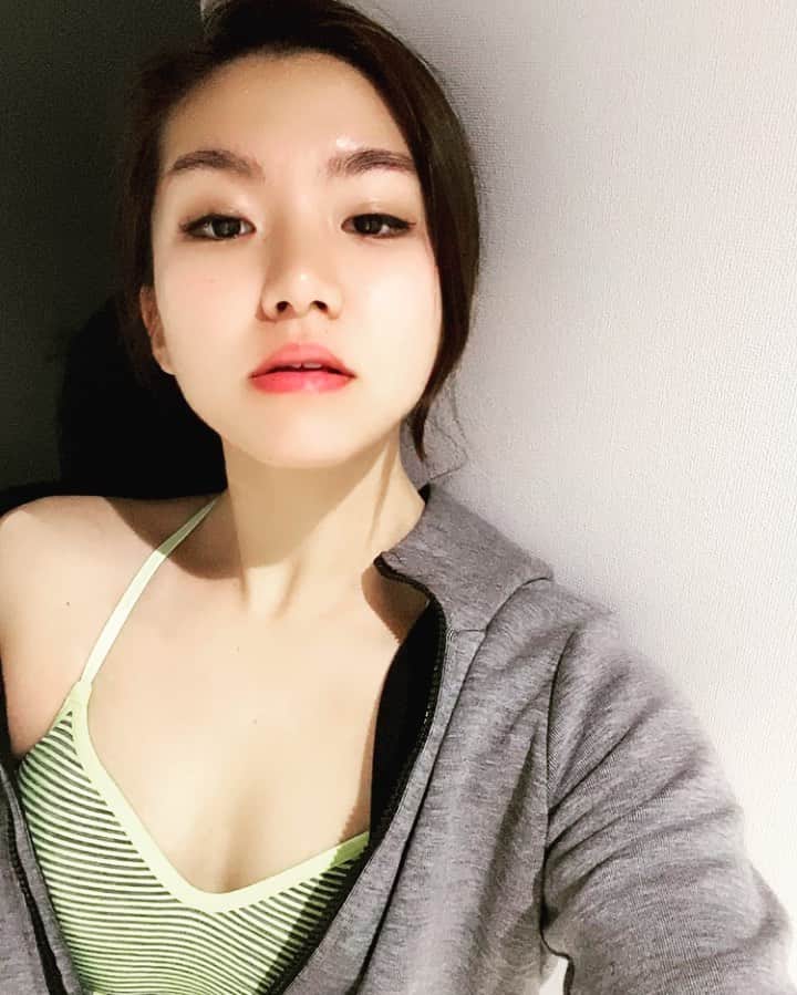 ほなみのインスタグラム：「. 食事、運動、睡眠😊 世間が落ち着かない時こそ、 基本をより大切に🍃 . あ、笑顔も免疫アップだよ♡ みんなで沢山笑って吹き飛ばそ🥰 . #増量しても#胸には#つかない#😴#笑  でもこないだ私のストーリーに お尻派多かったよ〜🍑笑？ . . 今日からはっぴ〜day✈️ .」
