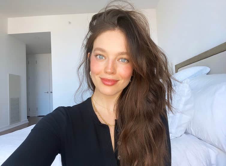 エミリー・DiDonatoのインスタグラム：「A socially distant glow up, now live on my YouTube channel. Swipe for the before. 😂 Link in bio! Giving you an update from NYC and a general update on life.  In all seriousness, I felt like the first couple of days of social distancing, I found myself staying in my pajamas and not getting ready each day. That was fun at first, but then I felt like it was having a serious impact on my mood and mental health. Getting ready, doing my hair, makeup, skincare and working out aren't just for looking good, but these things make me FEEL good and I feel like that’s so important right now. What kind of routines are you guys sticking to during this time? ❤️」