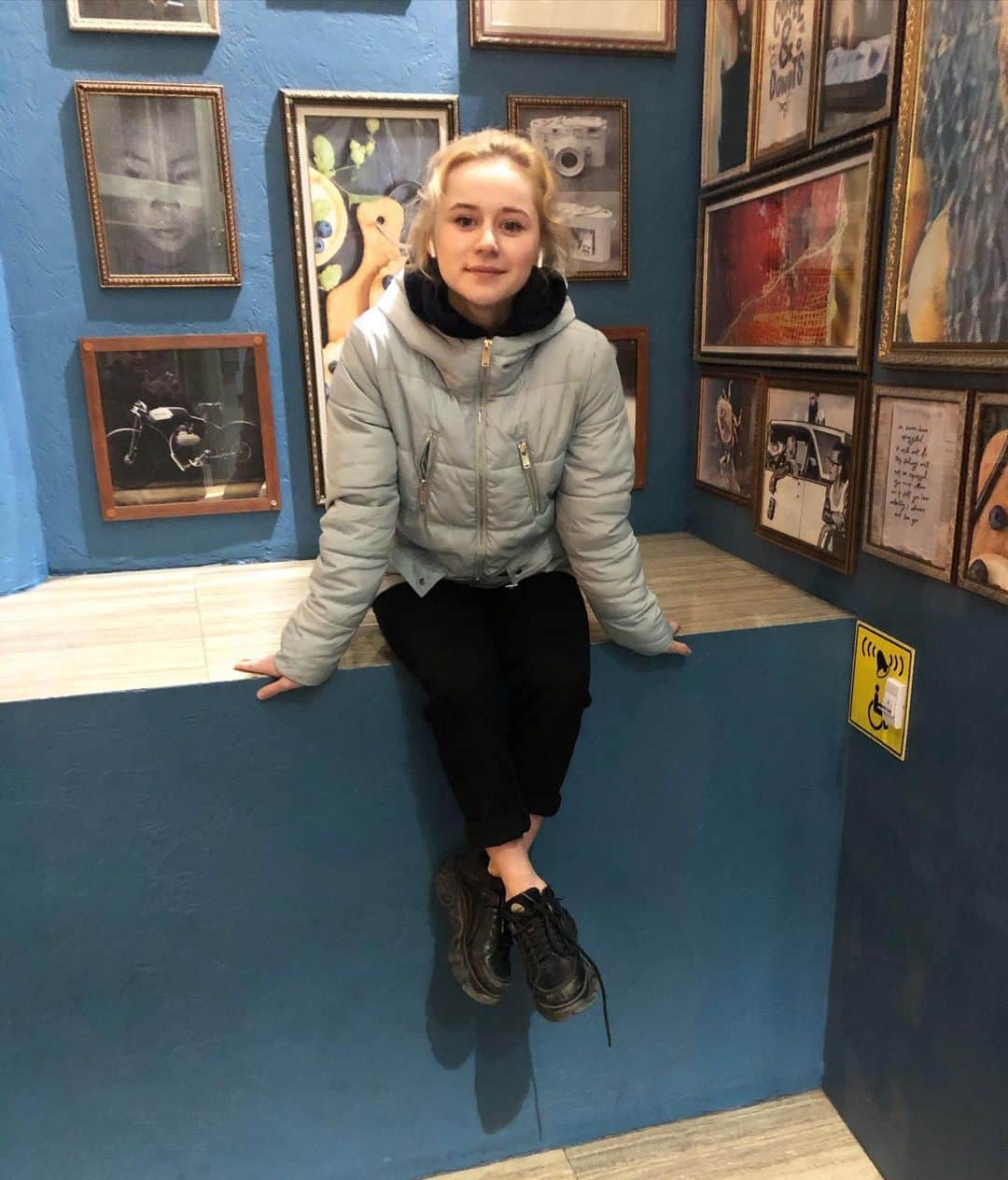 セラフィマ・サハノヴィッチのインスタグラム：「А ты представь, если б асфальт мог разговаривать? И сколько разбивалось о бетон? И сколько слёз было вылито прямо на тротуар? И что он бы сказал в ответ? Да, в общем-то, ничего Несмотря на всю ту печаль, у асфальта эмоций нет А вот какой-то человечишка Возомнил себе перечить богам Искусство и долото взял и чувством Наделил холодный, мёртвый камень А вот люди почему-то ведут себя как бетон👤🤷‍♀️」