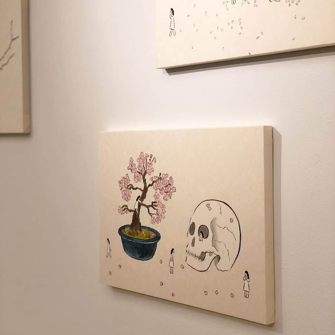 岡田育さんのインスタグラム写真 - (岡田育Instagram)「Inori Kito @inorii exhibition at Graniph Gallery, Harajuku. So honored to have her brand-new illustrations for my next book “Mine Has Been A Life Of Much Margin”. More information is coming soon! #muchmargin #japaneseillustrator #inorikito @graniph_official #graniphgallery #harajuku . . 鬼頭祈×グラニフ展。原画をナマで拝見するのは初めて。こわかわいい。４月刊の拙著『 #ハジの多い人生 』のカバーイラストも描いていただきました。近日公開！ #鬼頭祈」3月27日 6時00分 - okadaic