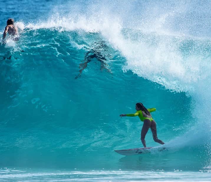 アラナ・ブランチャードのインスタグラム：「In order to give back during this challenging time, I’m donating a signed @pyzelsurfboards to www.athletesrelief.org. YOU can donate for a chance to win with all proceeds going directly to the CDP’s COVID-19 Response Fund (link in bio). I’m also challenging my fellow athletes to join in! Leave a comment below with a signed item you’d like to donate and we’ll add it #strongertogether」
