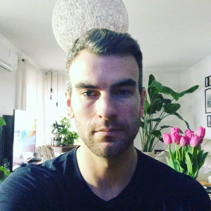 エリック・ラドフォードのインスタグラム：「Another day, another song. 🎶 Also...Anybody out there have a cello or violin and wants to jam at some point? Dm me!  #music #musicforquarantine #piano #pianomusic #composition #pianoman #enjoy #tulips」