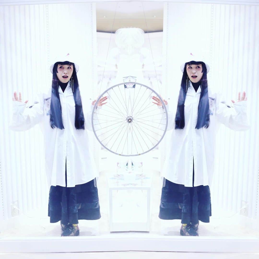 のインスタグラム：「@paysdesfees_nakano_broadway  よく着てるお店 メガネとバングル買うた」