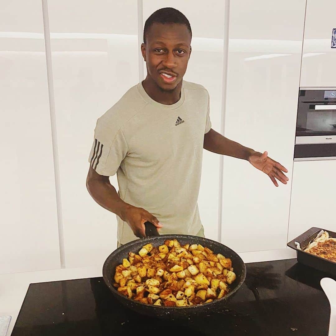 バンジャマン・メンディのインスタグラム：「New Chef of the @adidasfootball #HomeTeam 👨🏾‍🍳」