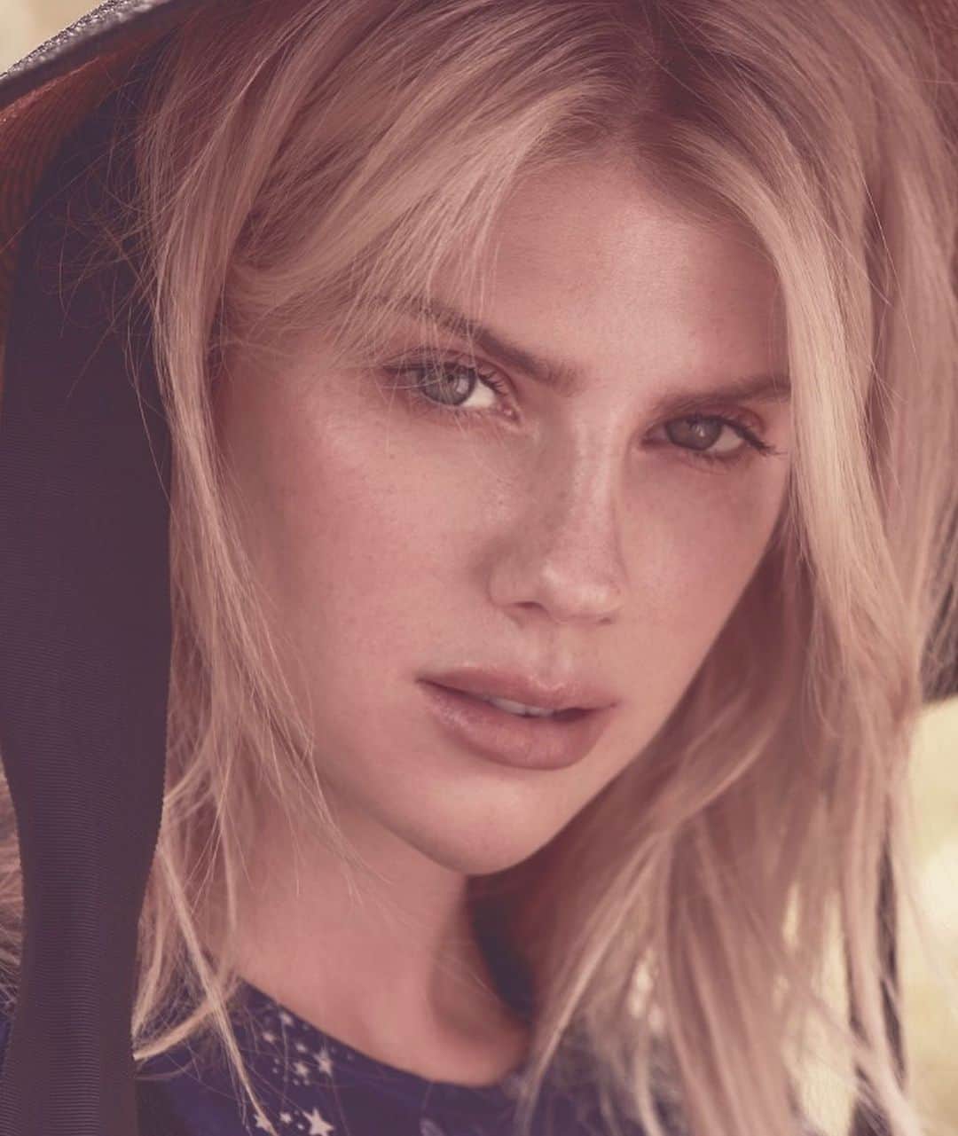 シャーロット・マッキニーのインスタグラム：「I call this one my little amish girl look.. @catherineharbour for @realstylenetwork」