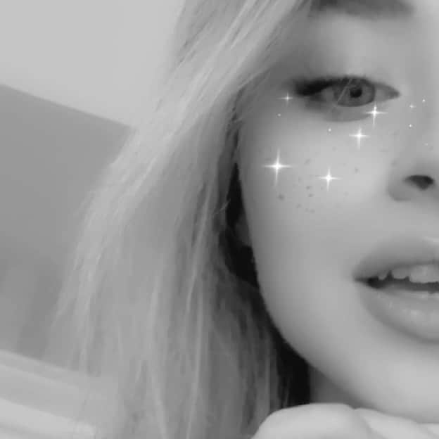 サブリナ・カーペンターのインスタグラム：「tell me what’s on your mind」