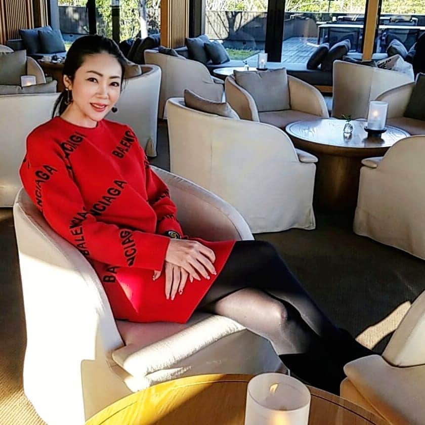 のインスタグラム：「自然の中の大人の空間  @amanemu_resort  に旅行に行って来ました❤  その前にお顔のエステ リリーオン大阪本店  @rilleeon.osaka  でソニックフィットを受けて来ました。 肌の弾力が明らかに変わりフェイスラインがすっきり😍  大阪本店は関西初、大阪初のソニックフィット直営サロンです。関西で受ける事ができるようになりましたよ💕  #リリーオン #ソニックフィット #小顔 #リフトアップ #大阪 #タビジョ」
