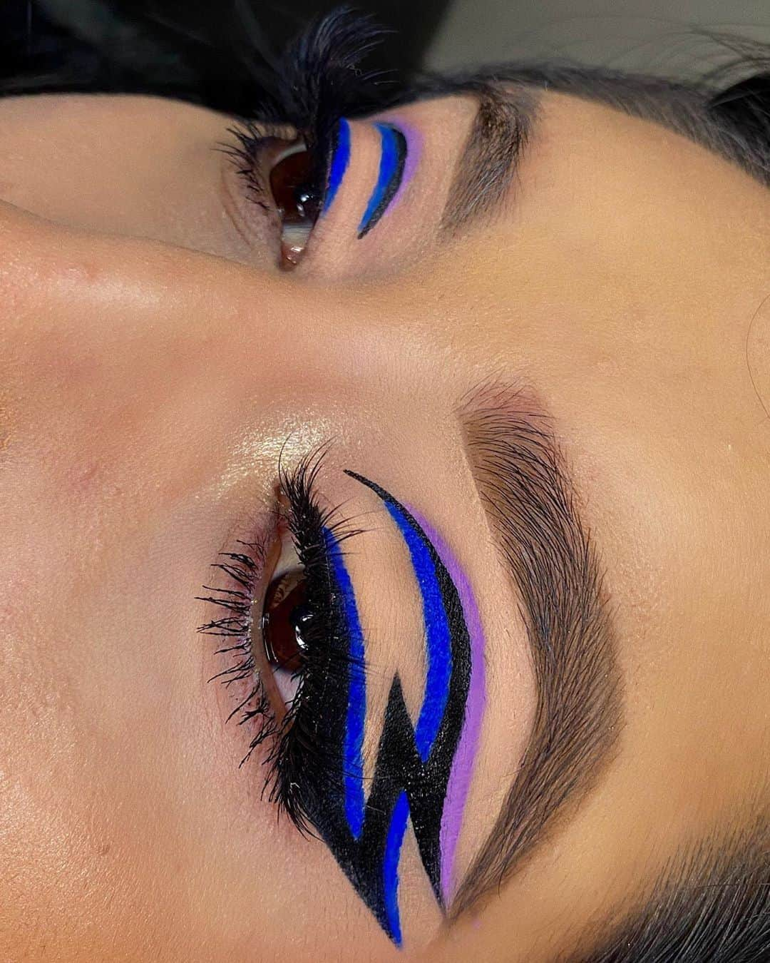 NYX Cosmeticsさんのインスタグラム写真 - (NYX CosmeticsInstagram)「Eyeliner madness 🌀✨ #NYXProfessionalMakeup PRO Artist @makeupbyash.a (📍Glendale, CA) uses our #EpicWear Liquid Liners in Black, Sapphire & Lilac to achieve this graphic #EOTD ✔️💙 || #nyxcosmetics #nyxprofessionalmakeup #crueltyfreebeauty」3月27日 7時28分 - nyxcosmetics