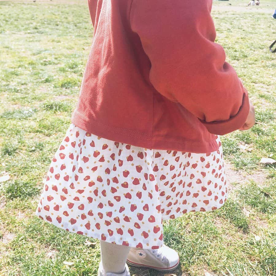 砂川陽香さんのインスタグラム写真 - (砂川陽香Instagram)「ㅤㅤㅤㅤㅤㅤㅤㅤㅤㅤㅤㅤㅤ ㅤㅤㅤㅤㅤㅤㅤㅤㅤㅤㅤㅤㅤ #ベビつんこーで ㅤㅤㅤㅤㅤㅤㅤㅤㅤㅤㅤㅤㅤ #ハート柄 の#ワンピース と #カーディガン のセットは (@komachi_fashion )𓂃𓂂 ㅤㅤㅤㅤㅤㅤㅤㅤㅤㅤㅤㅤㅤ オレンジ寄りの赤で ワンピのお袖と襟が可愛い🍊🍎 ㅤㅤㅤㅤㅤㅤㅤㅤㅤㅤㅤㅤㅤ ㅤㅤㅤㅤㅤㅤㅤㅤㅤㅤㅤㅤㅤ #komachi_fashion #赤ちゃん #ベビー#ベビーファッション#ベビーコーデ#ベビー服#赤ちゃんのいる生活 #2歳2ヶ月#26ヶ月 #babygirl#babymodel#2歳児ママ #子育てママと繋がりたい #女の子ママと繋がりたい」3月27日 7時54分 - hirokattsunnnn