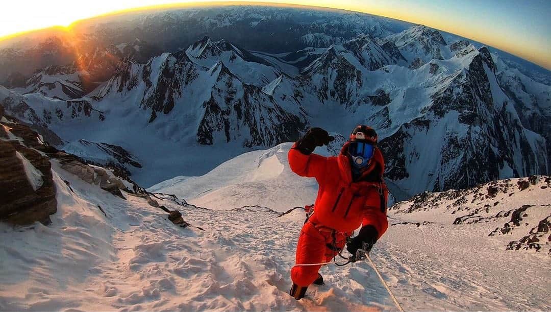 エミリー・ハリントンのインスタグラム：「It’s hard times for everyone - some more so than others and we consider ourselves among the luckiest, but small businesses are definitely taking a hit right now...so if you’ve ever climbed/skied/trekked with @alpenglowexpeditions and/or have the desire to in the future - please consider purchasing a gift card for your next adventure to help them weather this storm 🙏❤️ [Link in Profile] From @adrianballinger: “One of the hardest things I can imagine doing is asking for help now, when so many are struggling and there is so much uncertainty in all our lives. But, here we are... When I started @alpenglowexpeditions 16 years ago, I didn’t anticipate the family it would foster and the community it would create. I started it hoping that I could go skiing and climbing more (don’t judge me; I was in my 20’s)! Today, I find myself dealing with the harsh reality of livelihoods at risk for an office team of eight, dozens of certified mountain guides, and local staff (cooks, sherpa, porters, drivers, logistics agents) who are my family spread across 6 continents.  In an effort to comply with global recommendations for containing the spread of Covid-19, our entire guide and support staff, both in the U.S. and abroad, is grounded. All Tahoe programs and international expeditions are paused indefinitely.  I’m putting out a request to my Alpenglow Expeditions family near and far. If you are able, please consider purchasing your next adventure with Alpenglow Expeditions now in the form of a gift card to be used at any point in the future. A Tahoe Via tour, an avalanche course, or an #Everest climb. Every bit helps (gift cards can be purchased for any amount). If you are in a position to support our business, my team and I will be eternally grateful. I hope it will also give you something to look forward to while at home doing your part to fight the COVID-19 pandemic. Now is not the time to stop dreaming big, and we are here to help with that! Thank you thank you thank you, and stay safe out there 🙏”」
