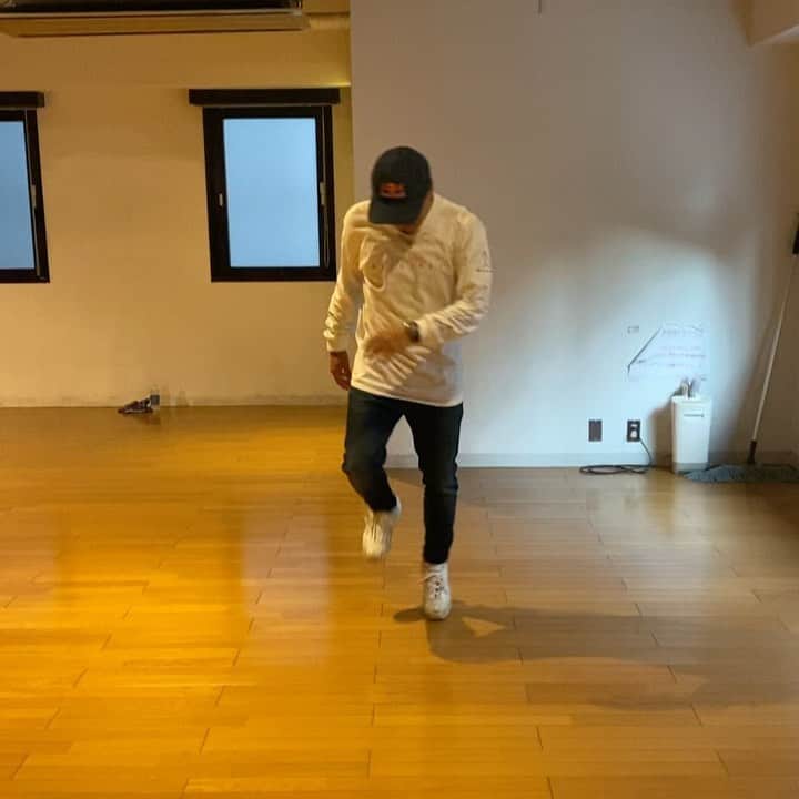野中泰輔のインスタグラム：「My brother @bboyhongten give to me this #redbullhatchallenge 🧢  Next I’m nominate to @steez21 @yuskism_allarea @boogalookite Let’s try this🤘🏽 @redbull @redbullbcone @redbulljapan」