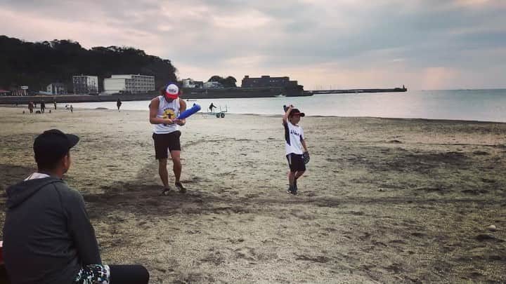 のインスタグラム：「#逗子海岸 で行われた 自分vsソウタ君率いる柳田家と #野球 勝負⚾️ 実況は @hayato_minami_ というプロ野球実況もしている豪華な砂浜野球⚾︎ 草野球で実況サービースとかあったら燃えますよねー！！✍️ マンぶりしたらバット壊してしまい後日別のバットを贈呈笑🙋‍♂️ 試合は私のサヨナラ勝利でした！！💪 癒しの時間！楽しかった！🙏 #逗子 #スポーツ #アスリート #athlete # #ビーチ #beach #sports #ビーチスポーツ#japan #日本」