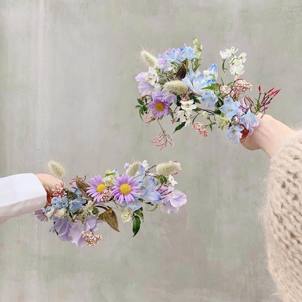 のインスタグラム：「. お友達と一緒に花冠を作ってお花の季節を楽しみましょう！ 「Marron Papier_jp @marronpapier_jp 」では、お花教室があり花冠を作ることができます。作ったあとは、写真を撮って思い出に残しておきましょう。 . MERYでは他にも「かわいい」に近づくさまざまな情報を発信しています。 @mery.beauty コスメ・美容に特化した情報をお届け♡ @mery_spot 話題のカフェやお出かけスポットをご紹介！ こちらもぜひチェックしてみてください！ . photo by @har_326 . #MERY #regram #flower #spring #marronpapier #フラワー #アレンジ #フラワーアレンジメント #花かんむり #はなかんむり #ハンドメイド #花冠手作り #ヘアアレンジ #花冠ヘア #フラワーレッスン #花のある暮らし #花のある生活 #花屋 #フラワーショップ #代々木上原 #思い出作り #お花教室 #生花 #花 #花冠 #お洒落 #お洒落さんと繋がりたい #MERY女子 #メリー」