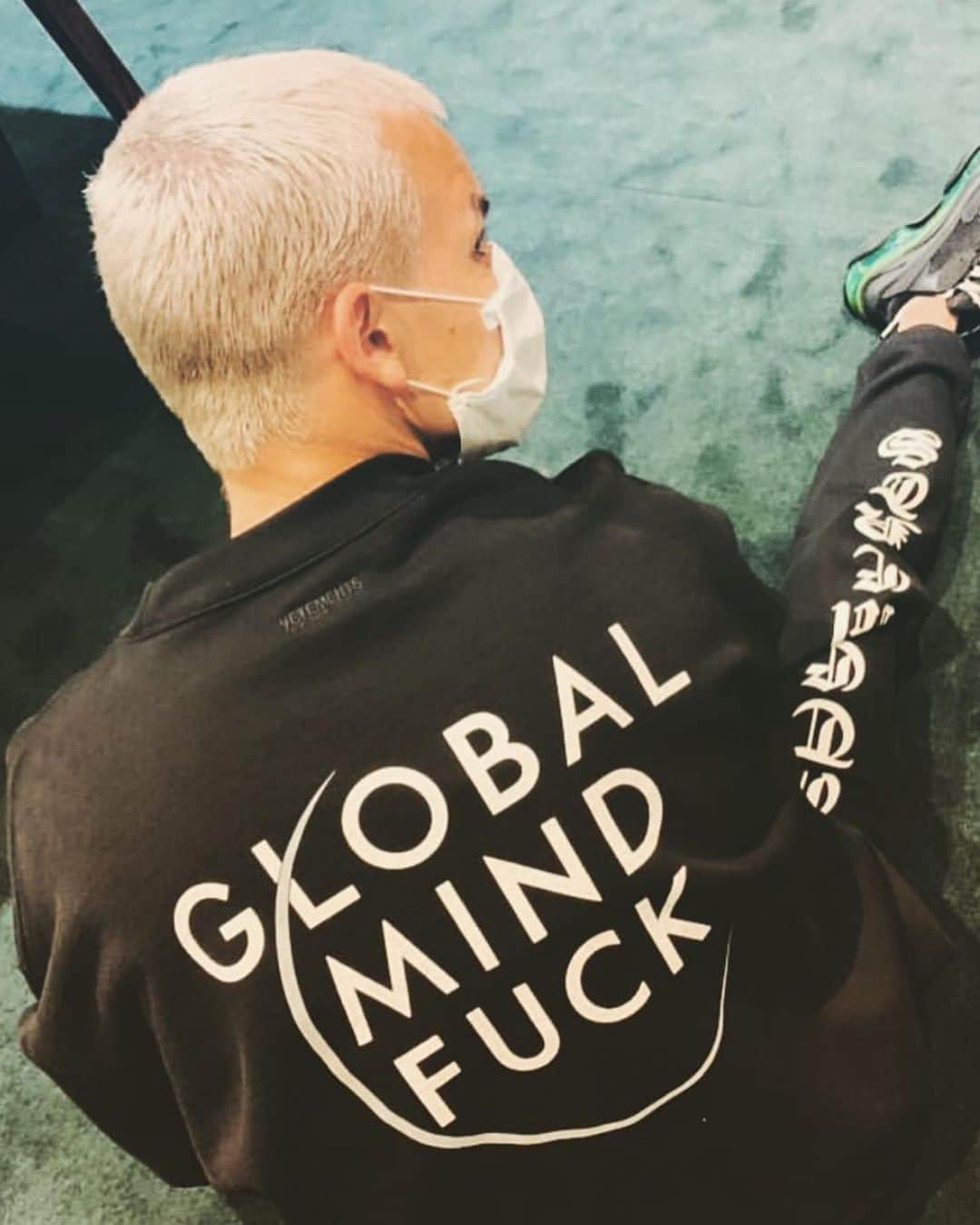 ヴェトモンさんのインスタグラム写真 - (ヴェトモンInstagram)「GLOBAL MIND FUCK WWW.ENDCLOTHING.COM @end_clothing PIC: @kross_michel」3月27日 8時11分 - vetements_official